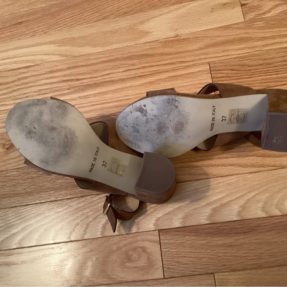 Browns Cuoio Cam Leather Heels with Gold Hardware - Picture 12 of 14